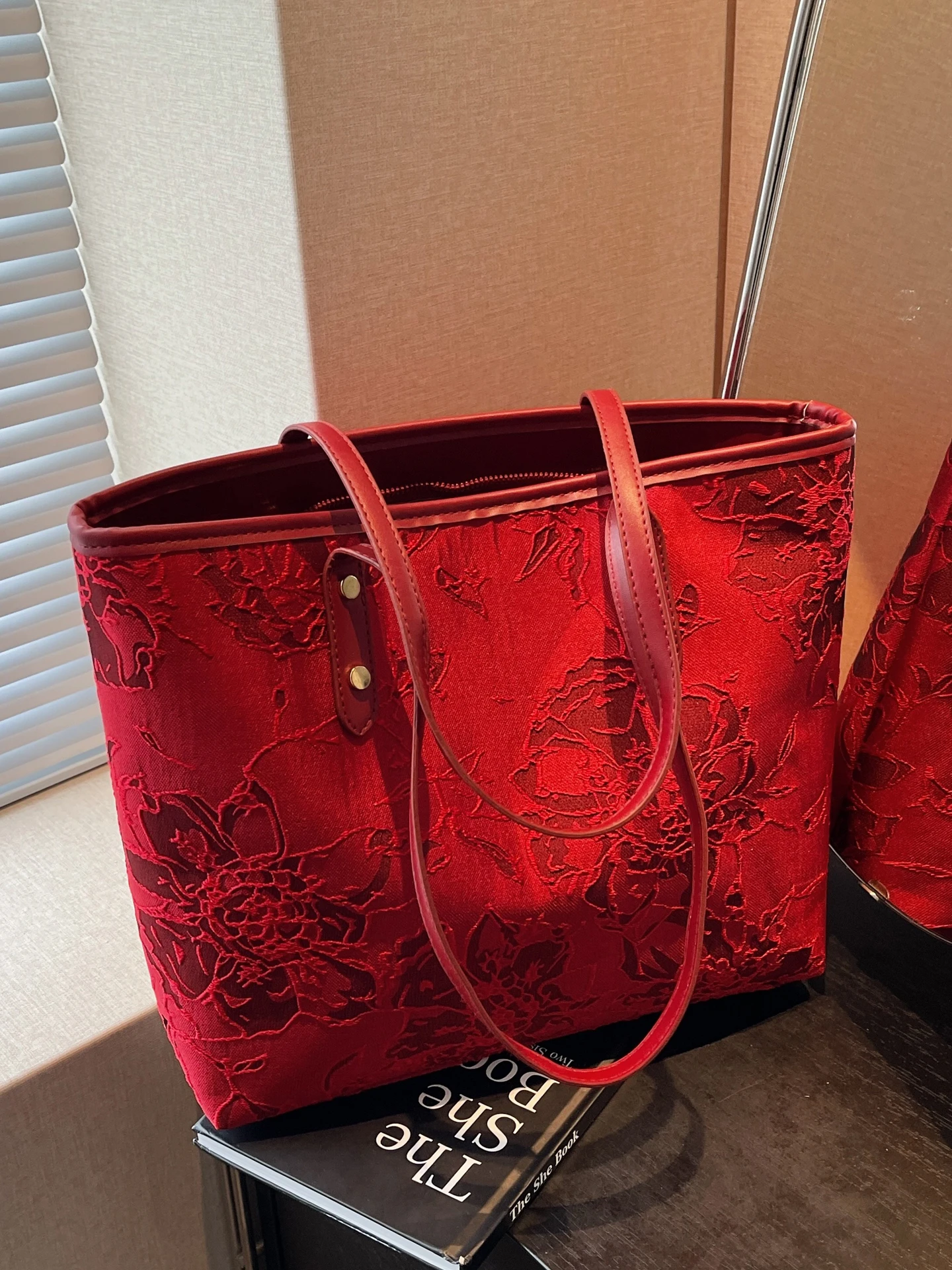 Красная большая сумка-тоут с вышивкой, сумка для свадебного подарка, праздничная сумка, сумка на одно плечо, художественная винтажная сумка-хобо
Красная большая сумка-тоут с вышивкой, сумка для свадебного подарка, праздничная сумка, сумка на одно плечо, художественная винтажная сумка-хобо