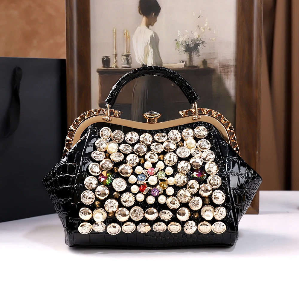 Новый стиль модной ручной сумки через плечо с ручным бисером и стразами для женщин Европы и Америки 2025 года.
Новый стиль модной ручной сумки через плечо с ручным бисером и стразами для женщин Европы и Америки 2025 года.