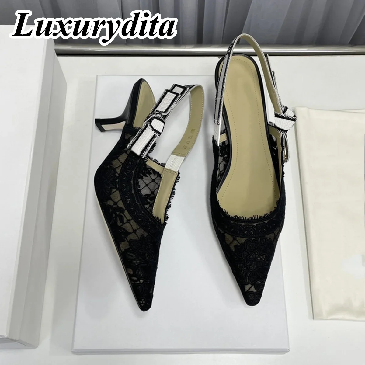 Top Quality Luxury Womens Sandal Casual Lace Flat Fashion Embroidered Muller Shoes Designer Silk Leather Soled High Heel
Top Quality Luxury Womens Sandal Casual Lace Flat Fashion Embroidered Muller Shoes Designer Silk Leather Soled High Heel