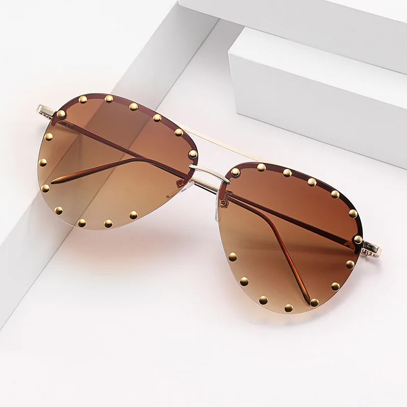 Metal Trend Rice Nail Large Frame Sunglasses Fashion Personality Half Frame Men and Women Fashion Toad Glasses
Metal Trend Rice Nail Large Frame Sunglasses Fashion Personality Half Frame Men and Women Fashion Toad Glasses