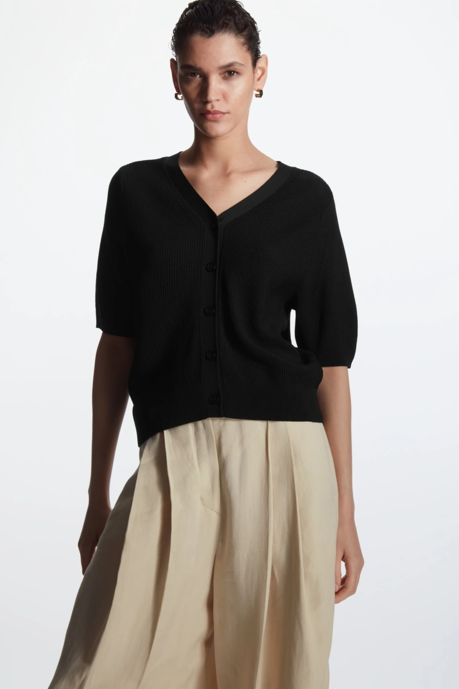 Ethereal MD 2025 cos autumn new style of Ladies' casual and fashionable standard V-neck knitted short-sleeved cardigan
Ethereal MD 2025 cos autumn new style of Ladies' casual and fashionable standard V-neck knitted short-sleeved cardigan
