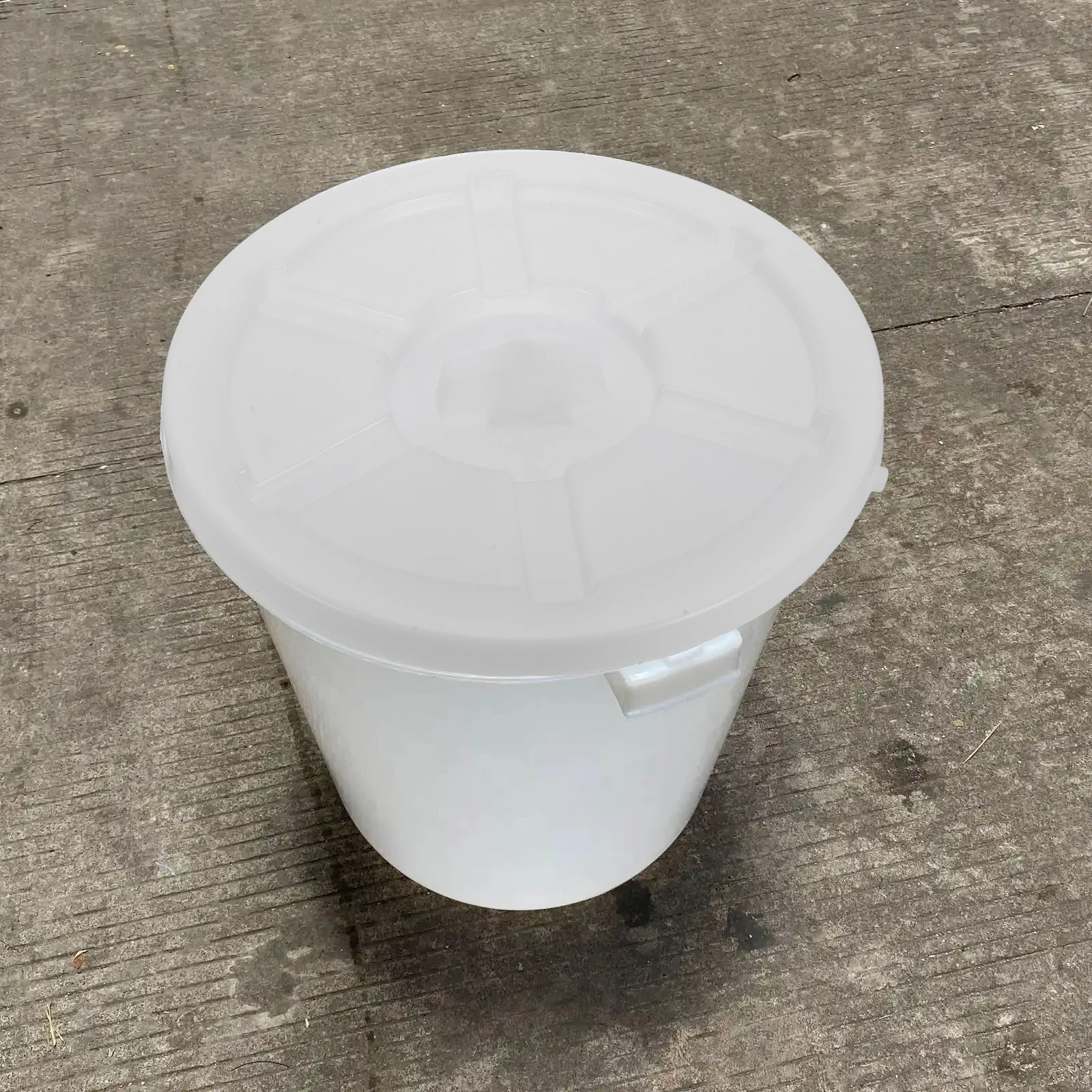 Trash Can Lid Bucket Part Garbage 45 Liter Sanitation Cover Large Waste Bin Lids Outdoor for Storage
Trash Can Lid Bucket Part Garbage 45 Liter Sanitation Cover Large Waste Bin Lids Outdoor for Storage