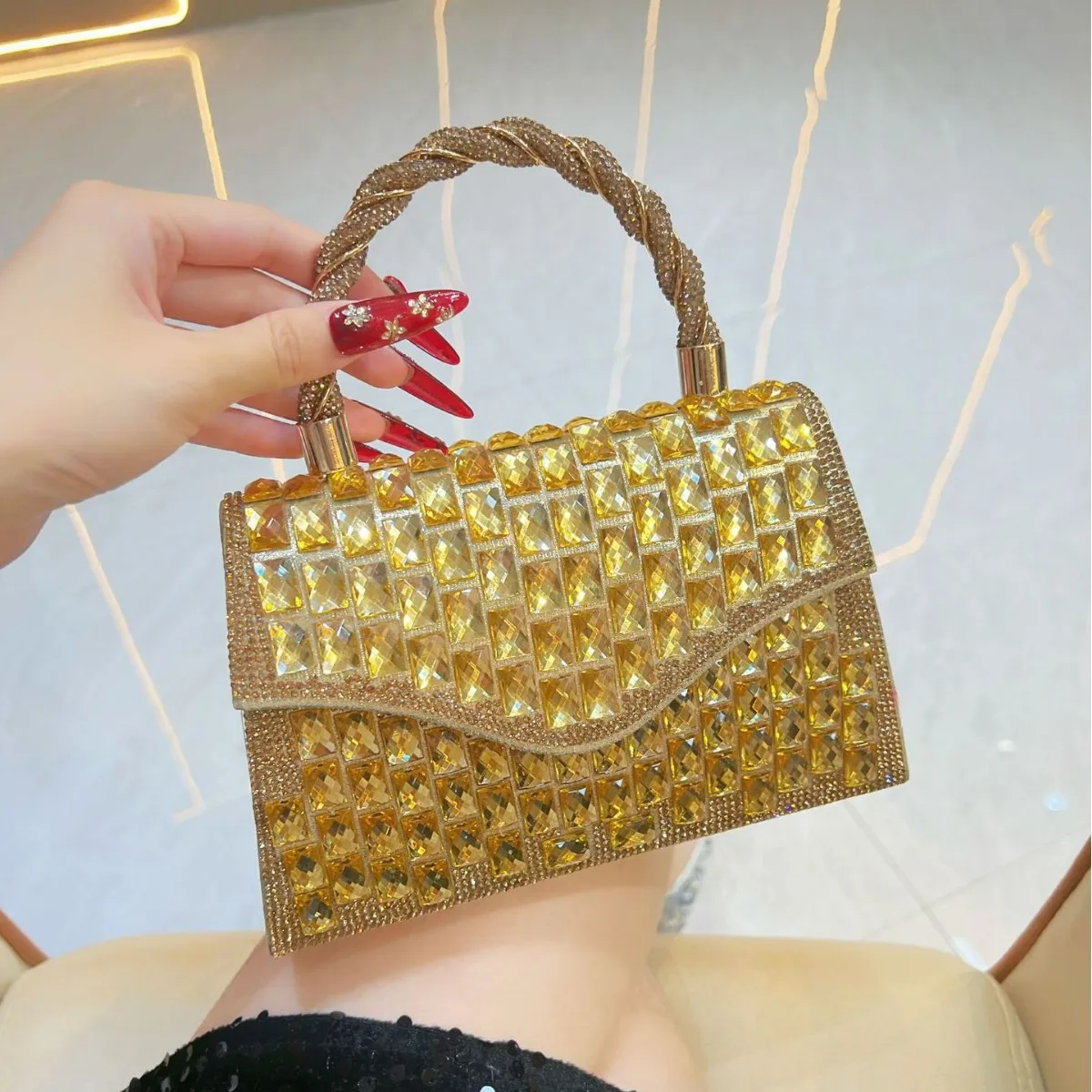 Новая женская сумка большой вместимости, полная бриллиантов, сумка, универсальная сумка для ужина, модная вечерняя сумка высокого класса
Новая женская сумка большой вместимости, полная бриллиантов, сумка, универсальная сумка для ужина, модная вечерняя сумка высокого класса