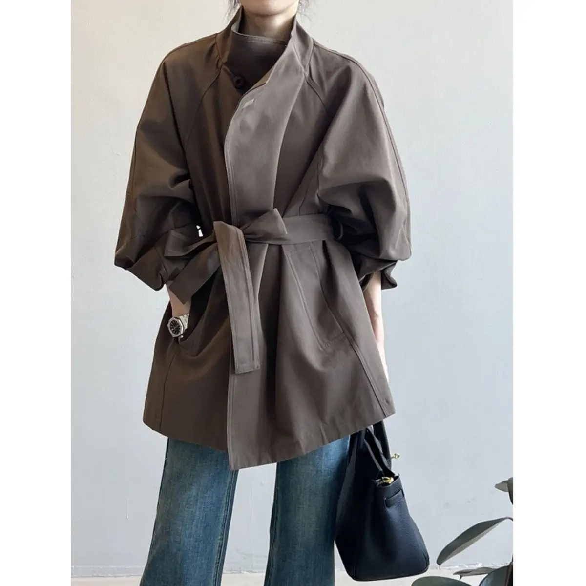 French Retro Style Mid Length Trench Coat for Women's Spring and Autumn New Style Loose Waist Casual Stand Up Collar Coat
French Retro Style Mid Length Trench Coat for Women's Spring and Autumn New Style Loose Waist Casual Stand Up Collar Coat