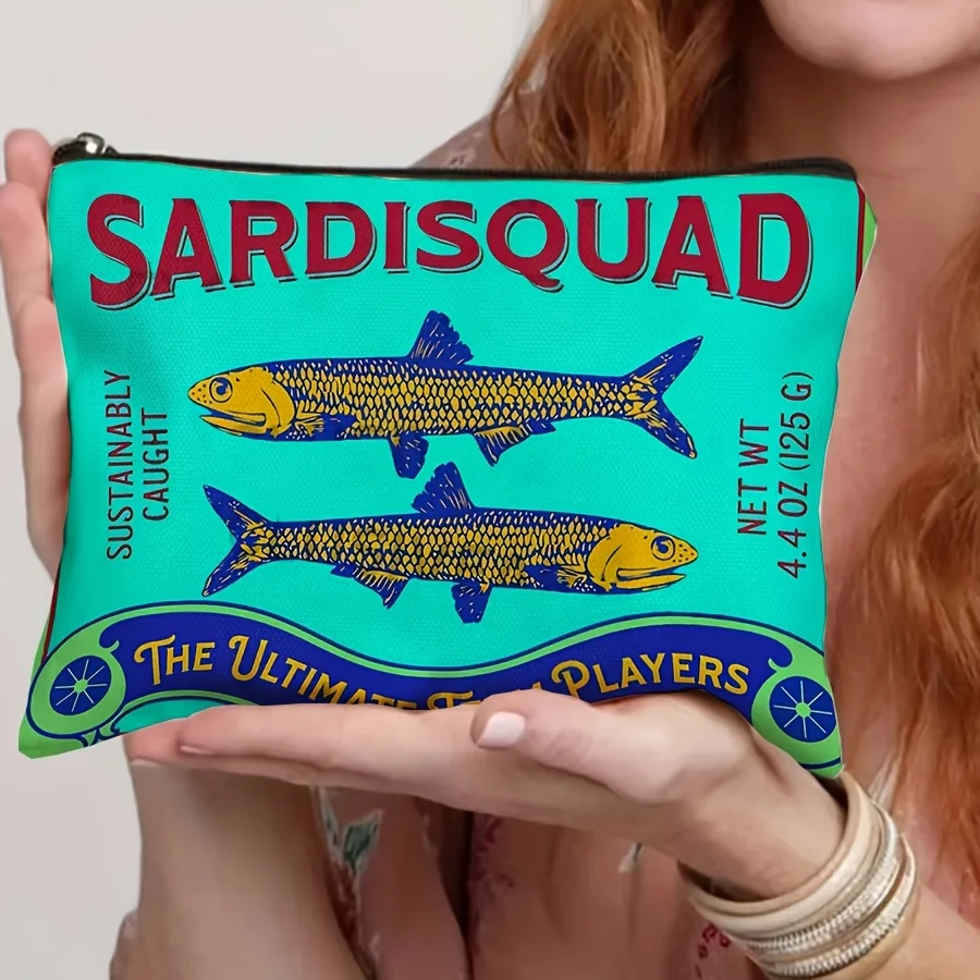 Холщовая дорожная сумка Sardisquad — косметичка и косметичка на молнии, дизайн бирюзовой рыбы со смелыми надписями, идеальный подарок для женщин
Холщовая дорожная сумка Sardisquad — косметичка и косметичка на молнии, дизайн бирюзовой рыбы со смелыми надписями, идеальный подарок для женщин
