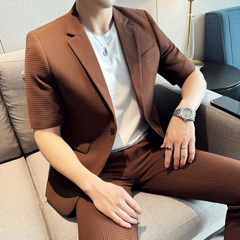 Мужской приталенный костюм кофейного цвета для выступлений диджеев и певцов в ночных клубах, тонкий, эластичный, с рукавом 3/4, повседневный, модный, укороченный
Мужской приталенный костюм кофейного цвета для выступлений диджеев и певцов в ночных клубах, тонкий, эластичный, с рукавом 3/4, повседневный, модный, укороченный