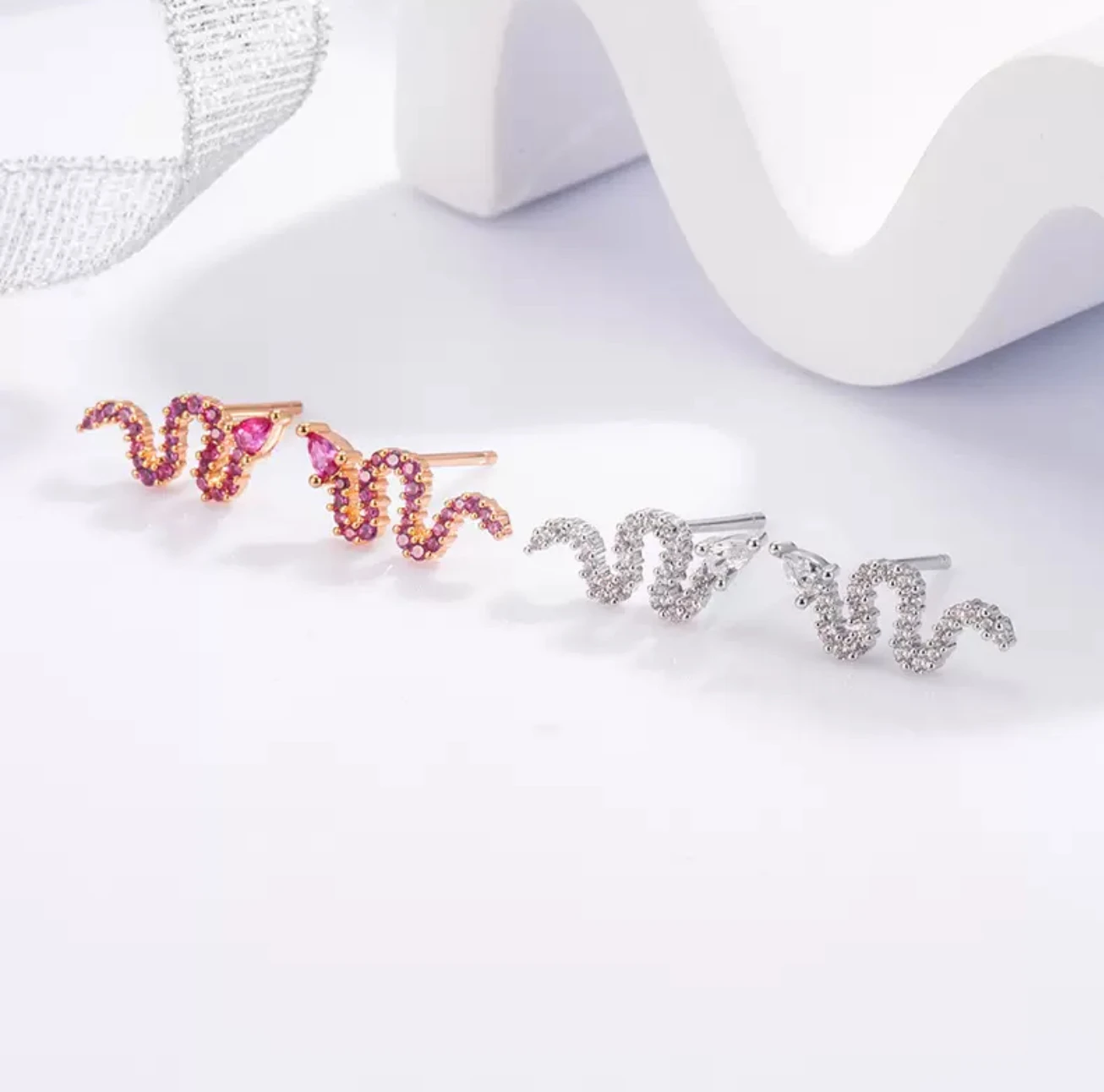 A pair of 2025 new high-version Agamani snake stud earrings, full diamond inlays and micro-inlays, Korean style fashionable, tre
A pair of 2025 new high-version Agamani snake stud earrings, full diamond inlays and micro-inlays, Korean style fashionable, tre