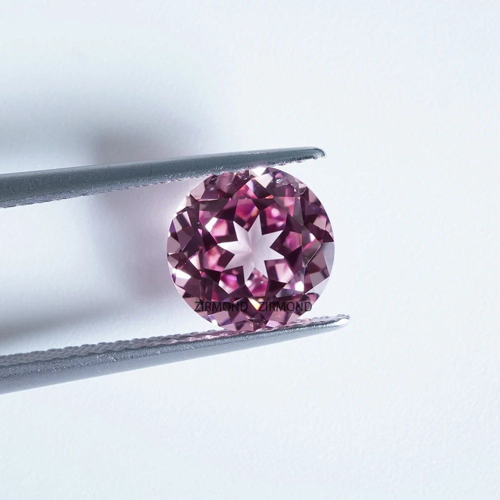 Lab-Grown Padparadscha-Colored Pad Sapphire with a Clarity Rating of VVS Is Suitable for Jewelry Setting
Lab-Grown Padparadscha-Colored Pad Sapphire with a Clarity Rating of VVS Is Suitable for Jewelry Setting