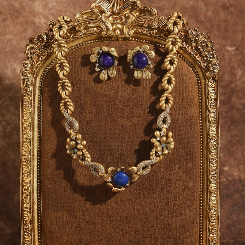 Vintage Flower Jewelry Set Blue Lapis Lazuli Antique Gold Plated Leaf Relief Twist Necklace Stud Earring Luxury Designer 2026
Vintage Flower Jewelry Set Blue Lapis Lazuli Antique Gold Plated Leaf Relief Twist Necklace Stud Earring Luxury Designer 2026