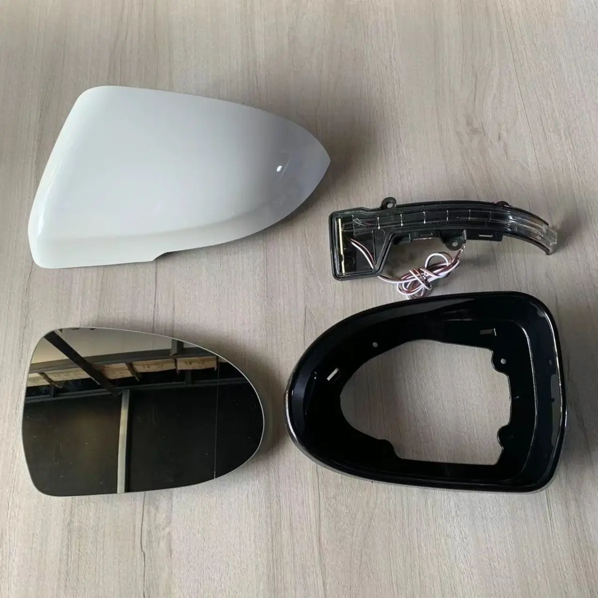 DFSK SERES 3 outside mirror cover kit Glory 500 white color
DFSK SERES 3 outside mirror cover kit Glory 500 white color