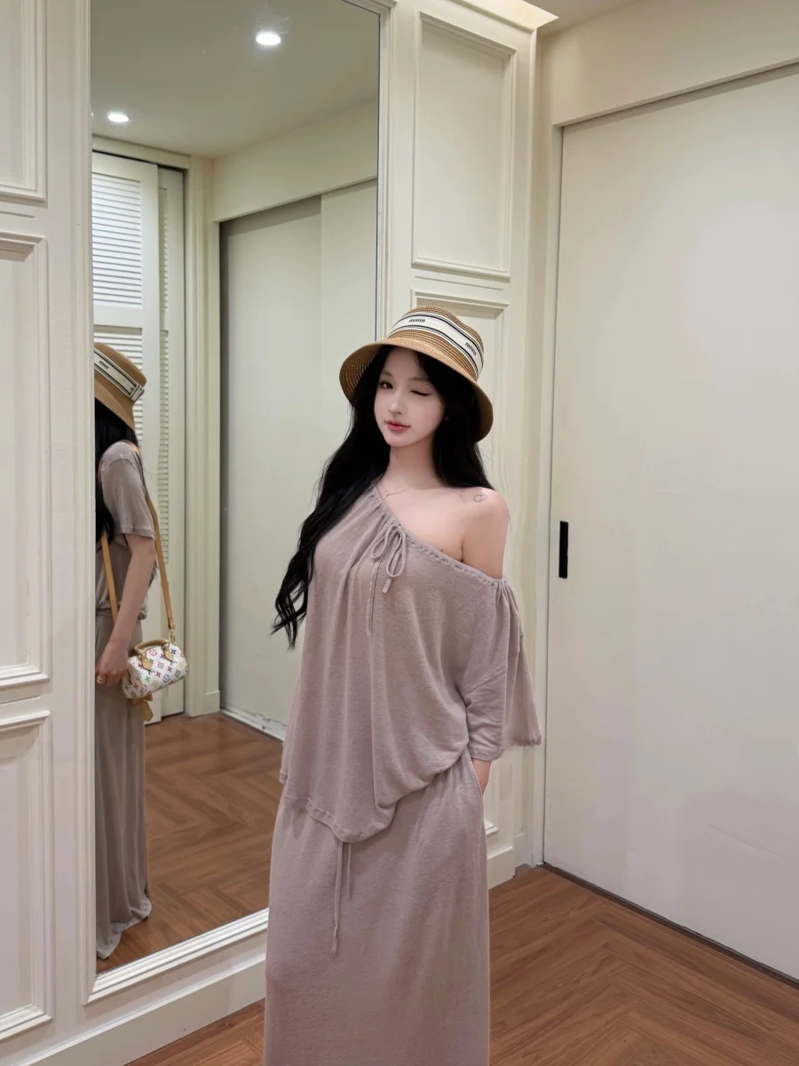 Laid-back Loose Women's Summer Outfit Short Sleeve T-shirt with High Waist A-line Skirt Two-piece Set Comfortable Fashion
Laid-back Loose Women's Summer Outfit Short Sleeve T-shirt with High Waist A-line Skirt Two-piece Set Comfortable Fashion