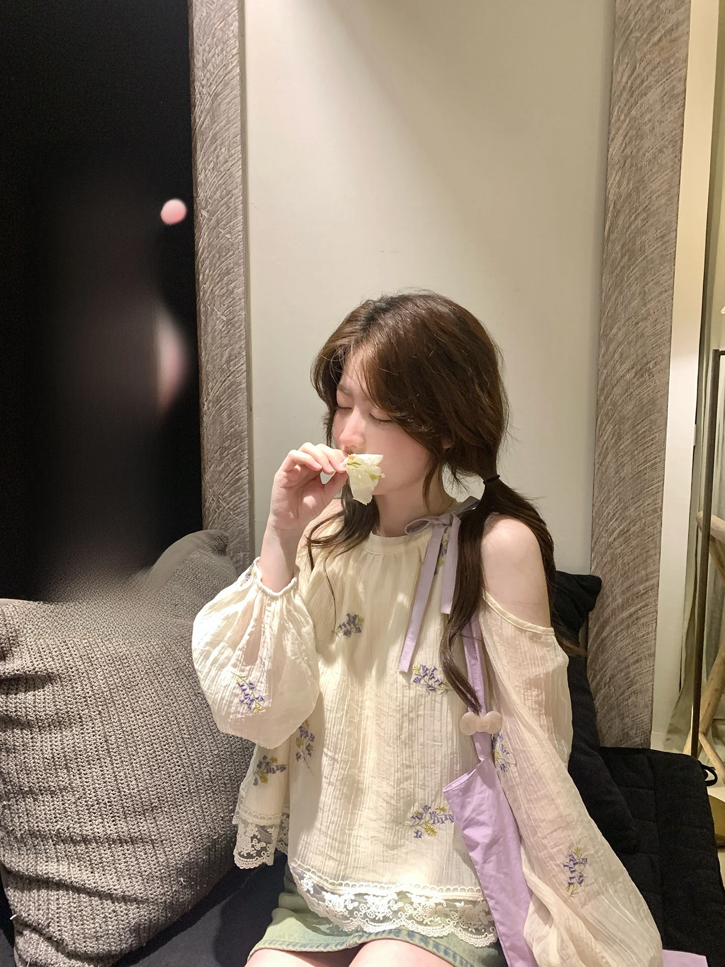 PtonUmi Purple Wisteria Embroidered Floral Women's Shirt Beautiful Shoulder Bared Neck Hanging Long Sleeve round Collar Top
PtonUmi Purple Wisteria Embroidered Floral Women's Shirt Beautiful Shoulder Bared Neck Hanging Long Sleeve round Collar Top