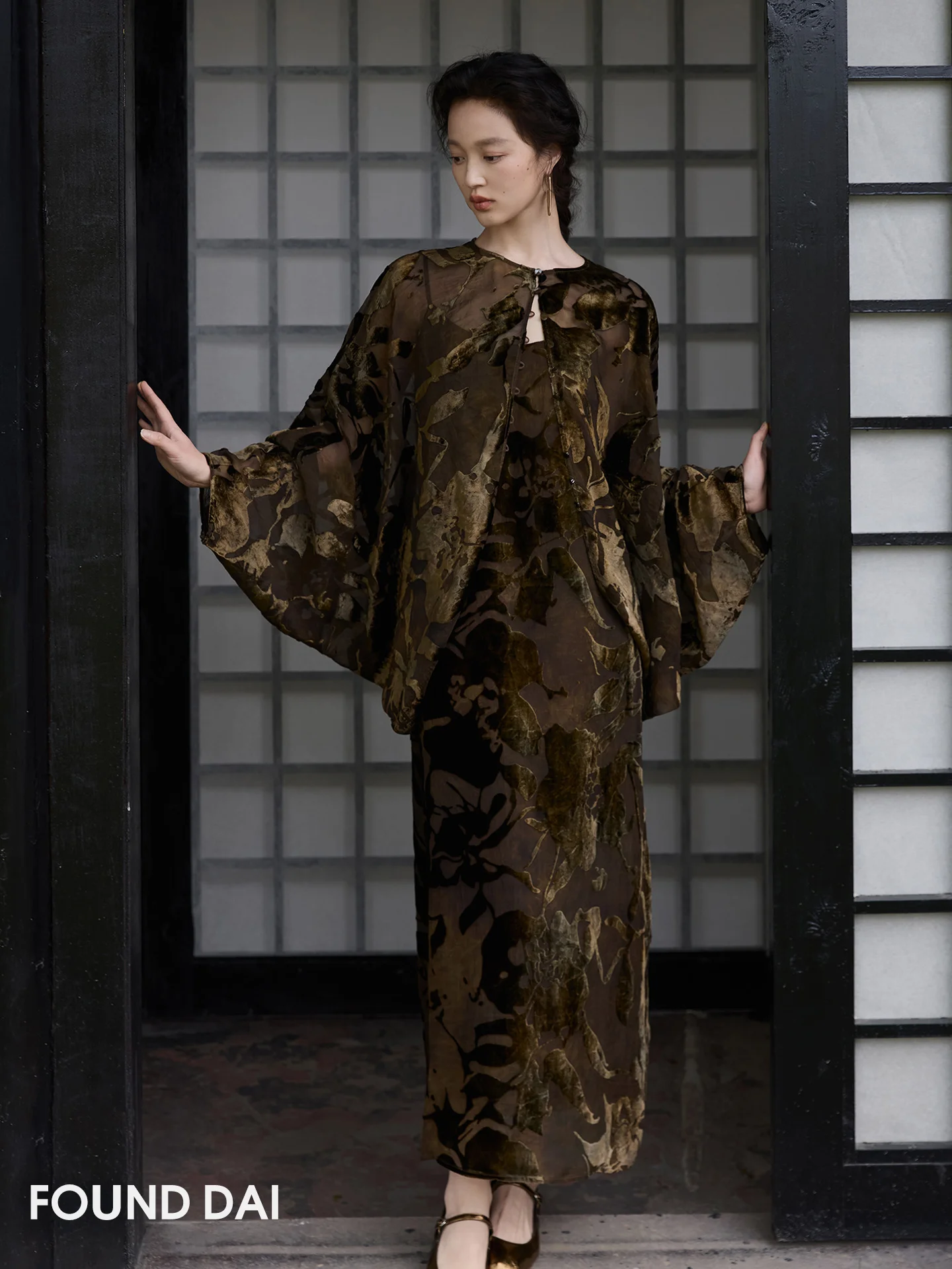 Metallic Sheen Silk Velvet Open Cardigan with Lace Flower Design And Strap Long Skirt Spring Fashion Women's Set
Metallic Sheen Silk Velvet Open Cardigan with Lace Flower Design And Strap Long Skirt Spring Fashion Women's Set