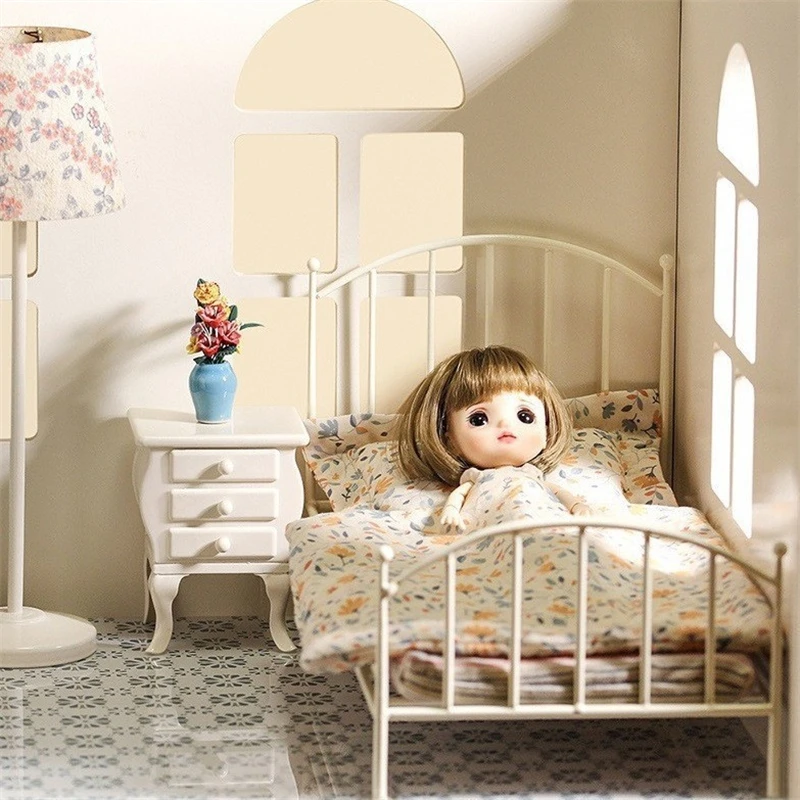 Miniature Iron Art Dollhouse Bed Decoration Bedroom Toy Filming Prop For Kids Room Photography Set Creative Design Decor
Miniature Iron Art Dollhouse Bed Decoration Bedroom Toy Filming Prop For Kids Room Photography Set Creative Design Decor