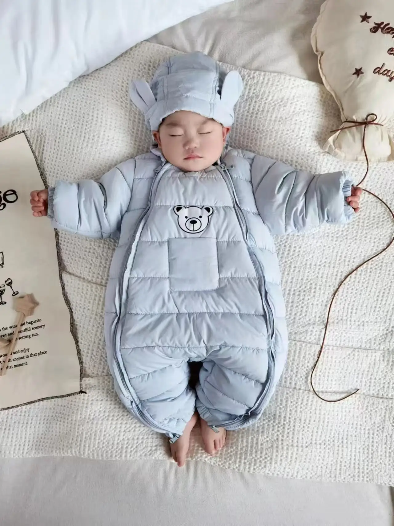 Baby Winter One-Piece Cold-Proof Clothing, Baby Cartoon Bear Thickened Crawling Suit, Newborn Warm Outdoor Clothing
Baby Winter One-Piece Cold-Proof Clothing, Baby Cartoon Bear Thickened Crawling Suit, Newborn Warm Outdoor Clothing