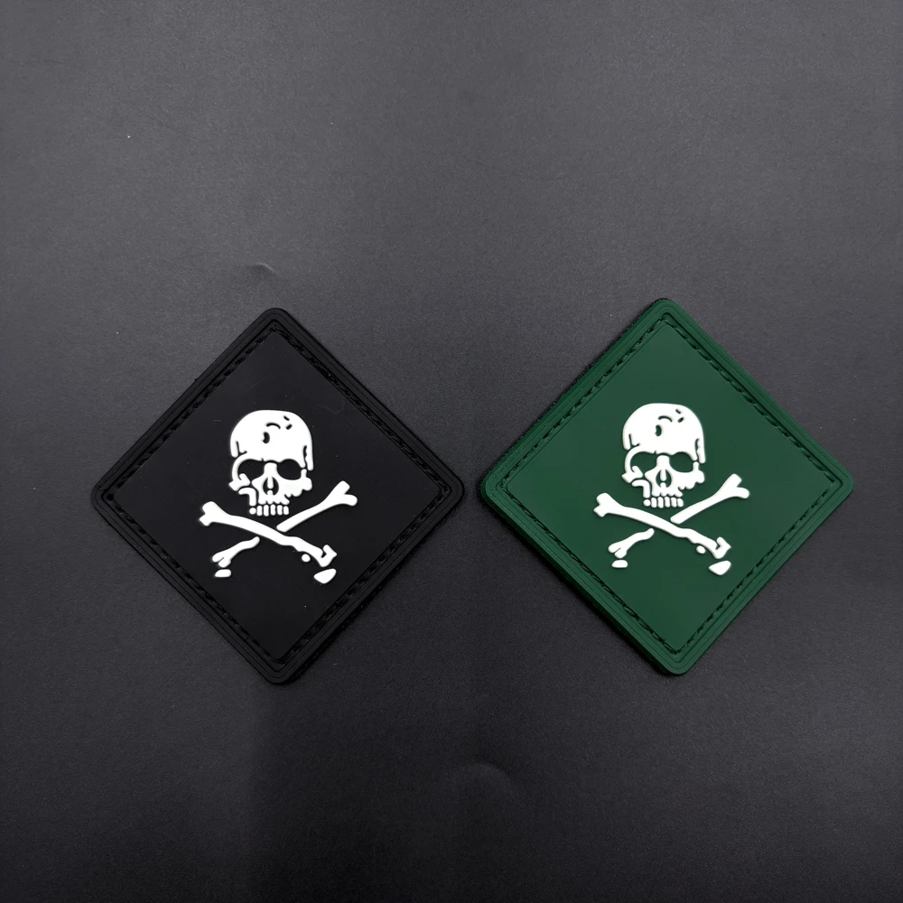 Наклейка-значок из ПВХ с рисунком черепа на крючке и петлевой подложке, подходит для сумок, рюкзаков, жилетов и вышивки одежды, мягкая резина
Наклейка-значок из ПВХ с рисунком черепа на крючке и петлевой подложке, подходит для сумок, рюкзаков, жилетов и вышивки одежды, мягкая резина