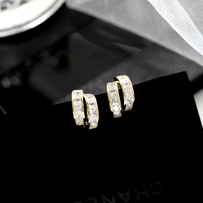 Korean Dongdaemun for Women Simple Elegant Geometric Double Circle Zircon Stud Earrings Minimalist Style Trendy Accesso
Korean Dongdaemun for Women Simple Elegant Geometric Double Circle Zircon Stud Earrings Minimalist Style Trendy Accesso