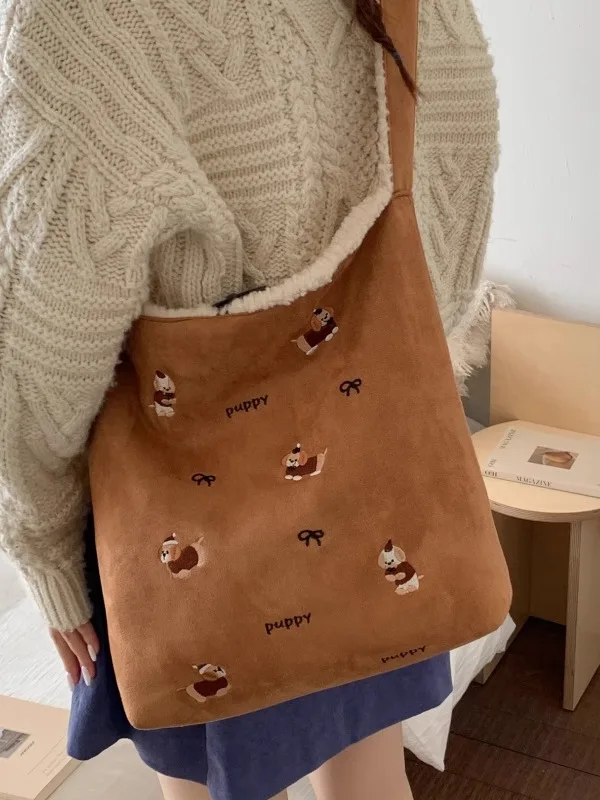 Зимняя большая сумка-тоут из оленьей кожи с вышивкой, женская сумка через плечо с изображением маленькой собачки, сумка на одно плечо из овечьей шерсти
Зимняя большая сумка-тоут из оленьей кожи с вышивкой, женская сумка через плечо с изображением маленькой собачки, сумка на одно плечо из овечьей шерсти