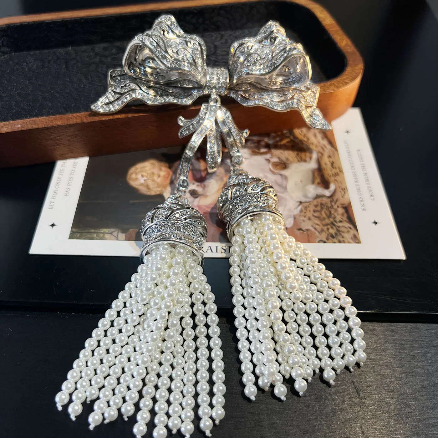 Fashionable and Super Fairy Zircon Pearl Bow Brooch Elegant Personality Simple and Versatile High-end Temperament Pin
Fashionable and Super Fairy Zircon Pearl Bow Brooch Elegant Personality Simple and Versatile High-end Temperament Pin