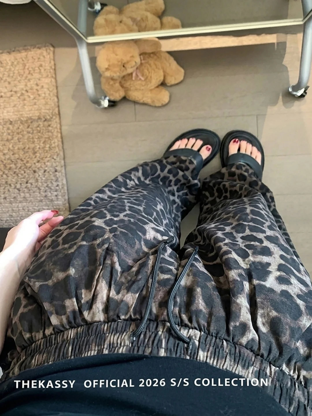 2026 New Korean Style Drawstring Waist Loose Fit Leopard Print Wide Leg Pants Women's Casual Fashion Simple Design
2026 New Korean Style Drawstring Waist Loose Fit Leopard Print Wide Leg Pants Women's Casual Fashion Simple Design