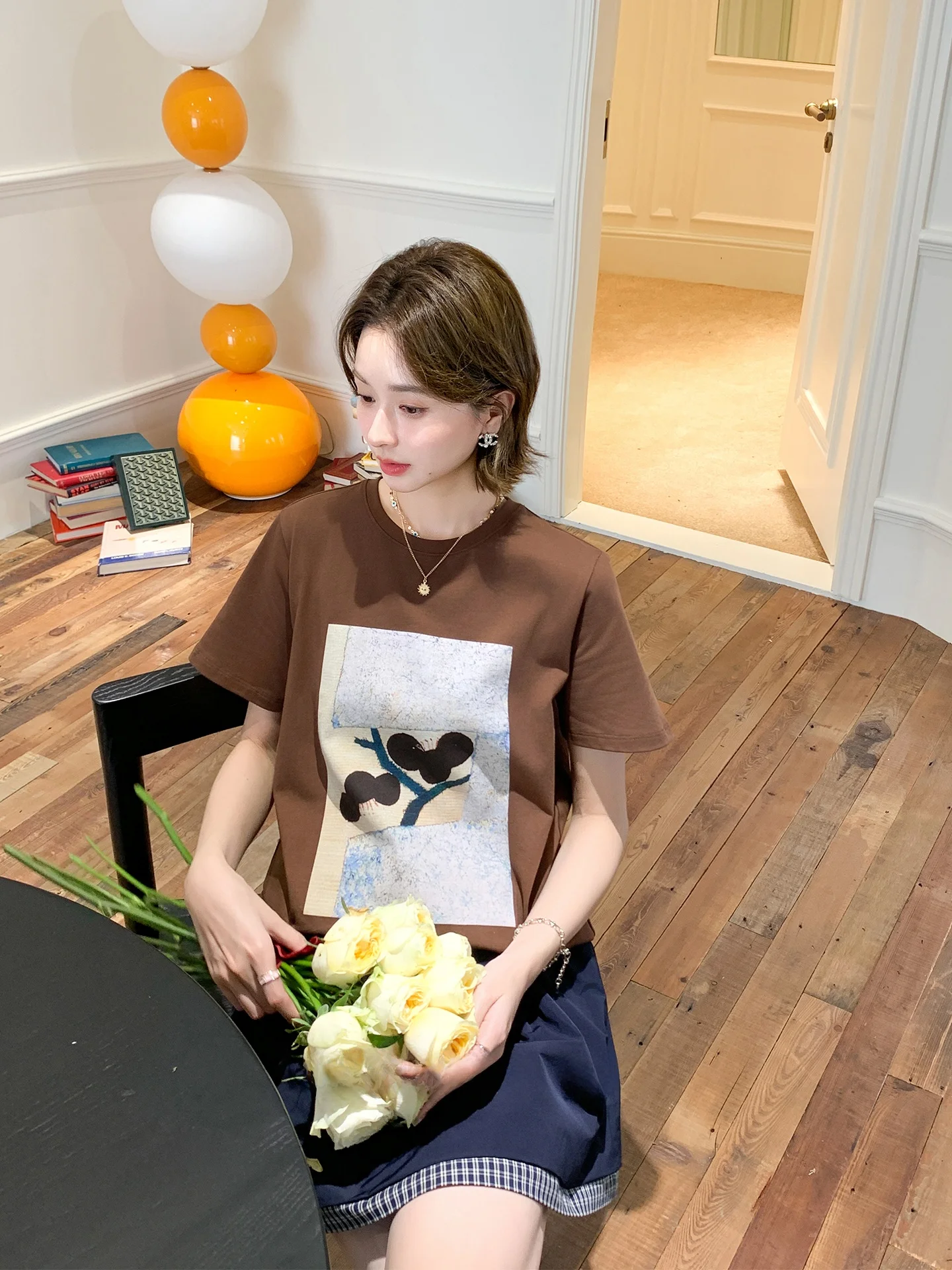 Весенняя хлопковая женская футболка с цветочным принтом, круглым вырезом и коротким рукавом, универсальная базовая модель для повседневной носки, модная, чистая, комфортная, идеальная посадка.
Весенняя хлопковая женская футболка с цветочным принтом, круглым вырезом и коротким рукавом, универсальная базовая модель для повседневной носки, модная, чистая, комфортная, идеальная посадка.