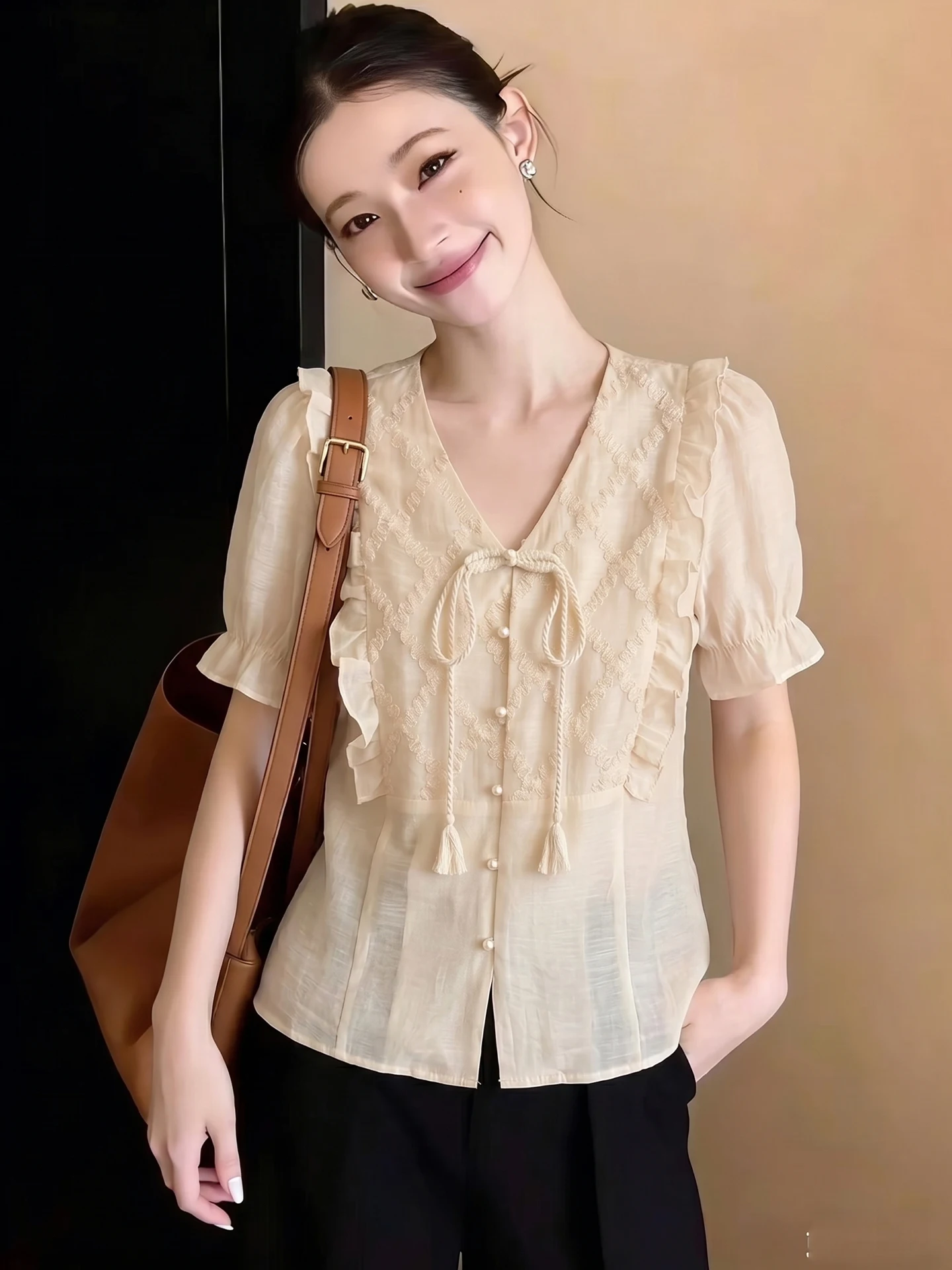Korean Style Fashionable Ruffle Short Sleeve V-Neck Shirt Women's Summer 2026 Elegant Versatile Straight Cut Silk Top
Korean Style Fashionable Ruffle Short Sleeve V-Neck Shirt Women's Summer 2026 Elegant Versatile Straight Cut Silk Top