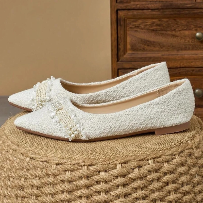 Женские туфли на плоской подошве с белым острым носком и жемчужным декором. Элегантные удобные модельные туфли без шнуровки. Свадебная вечеринка. Офисные повседневные балетки.
Женские туфли на плоской подошве с белым острым носком и жемчужным декором. Элегантные удобные модельные туфли без шнуровки. Свадебная вечеринка. Офисные повседневные балетки.