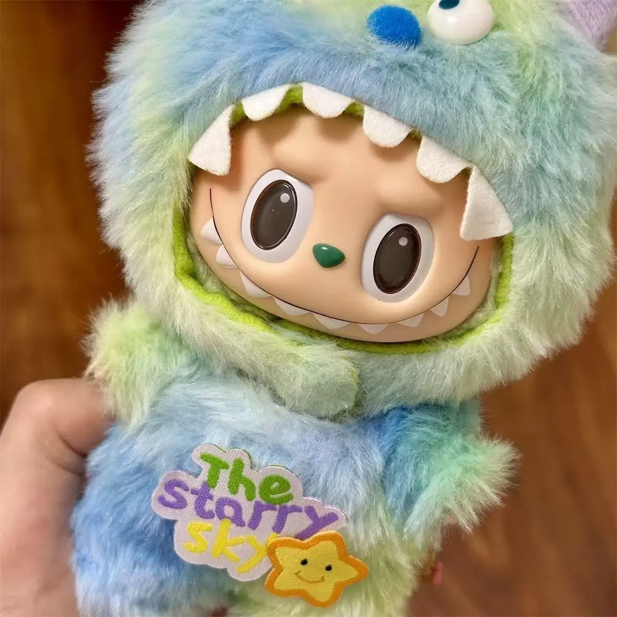 Новые аксессуары для кукол для одежды Labubu, наряд 15/17 см для Monsters Labubu V3 V2 V1, плюшевый вязаный костюм на подтяжках для куклы
Новые аксессуары для кукол для одежды Labubu, наряд 15/17 см для Monsters Labubu V3 V2 V1, плюшевый вязаный костюм на подтяжках для куклы