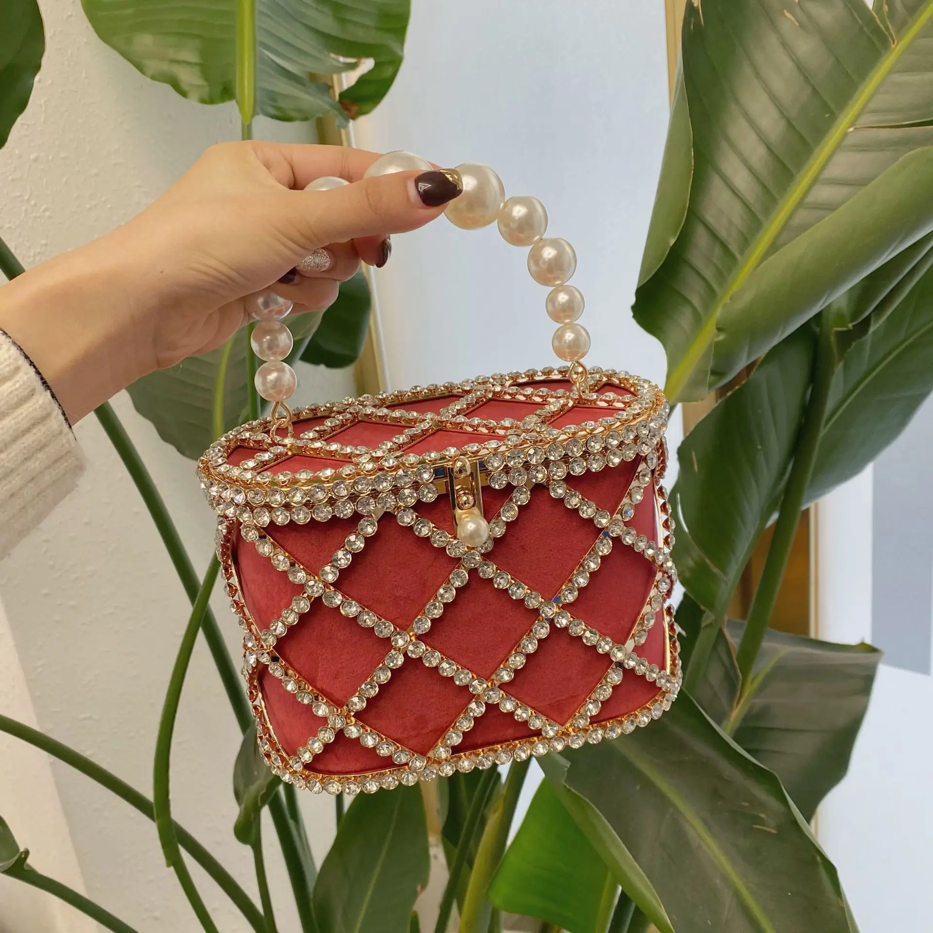 Hollow rhombus shiny handmade diamond set pearl diamond bag dinner rhinestone birdcage vegetable basket clutch bag messenger bag
Hollow rhombus shiny handmade diamond set pearl diamond bag dinner rhinestone birdcage vegetable basket clutch bag messenger bag