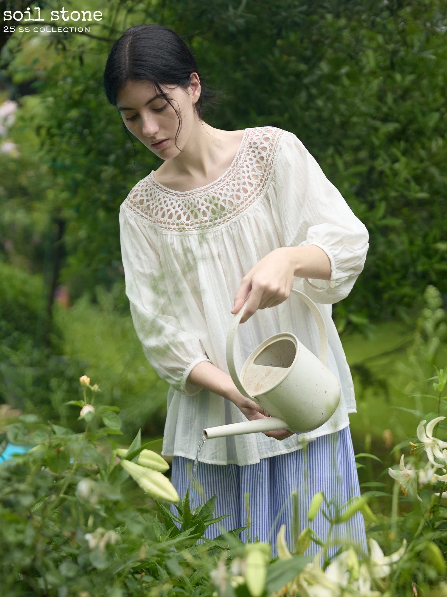 Классическая женская летняя блузка Ele Classic Ivory с круглым вырезом, ажурными вставками, свободного кроя, из дышащей хлопково-вискозной смеси
Классическая женская летняя блузка Ele Classic Ivory с круглым вырезом, ажурными вставками, свободного кроя, из дышащей хлопково-вискозной смеси