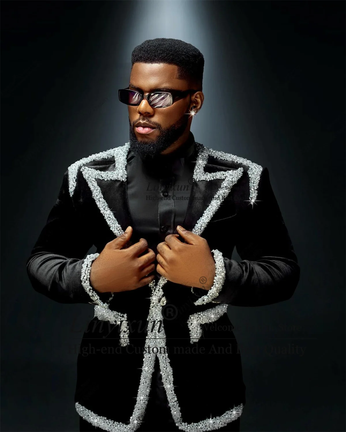 Exquisite Diamond Beaded Tuxedos Men Suits Customized 2 Pieces Prom Blazer Formal Velvet Banquet Groom Wedding Costume Homme
Exquisite Diamond Beaded Tuxedos Men Suits Customized 2 Pieces Prom Blazer Formal Velvet Banquet Groom Wedding Costume Homme