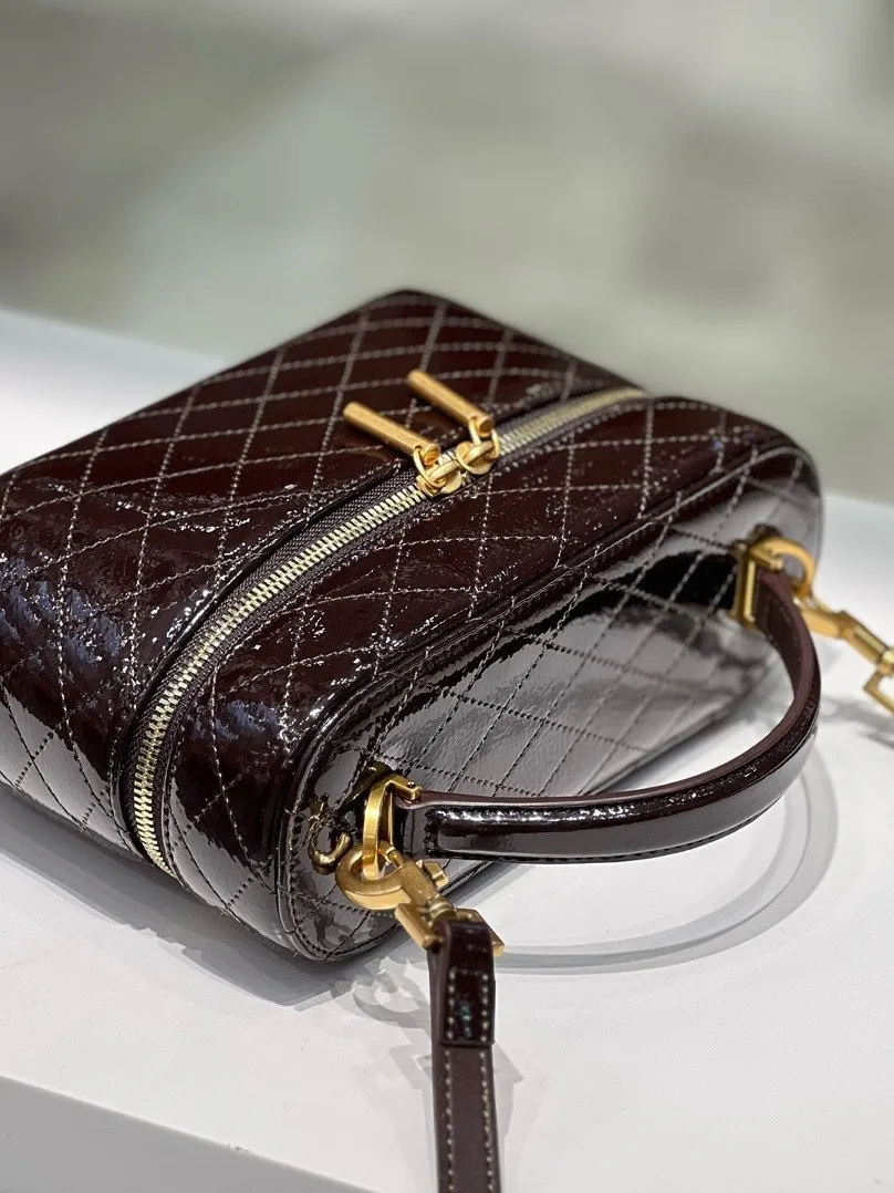 Faionable Women's Lambskin Crossbody Cosmetic Bag Handheld Diamond Pattern Box Bag Soft Handle Zipper Closure Leisure Sle
Faionable Women's Lambskin Crossbody Cosmetic Bag Handheld Diamond Pattern Box Bag Soft Handle Zipper Closure Leisure Sle