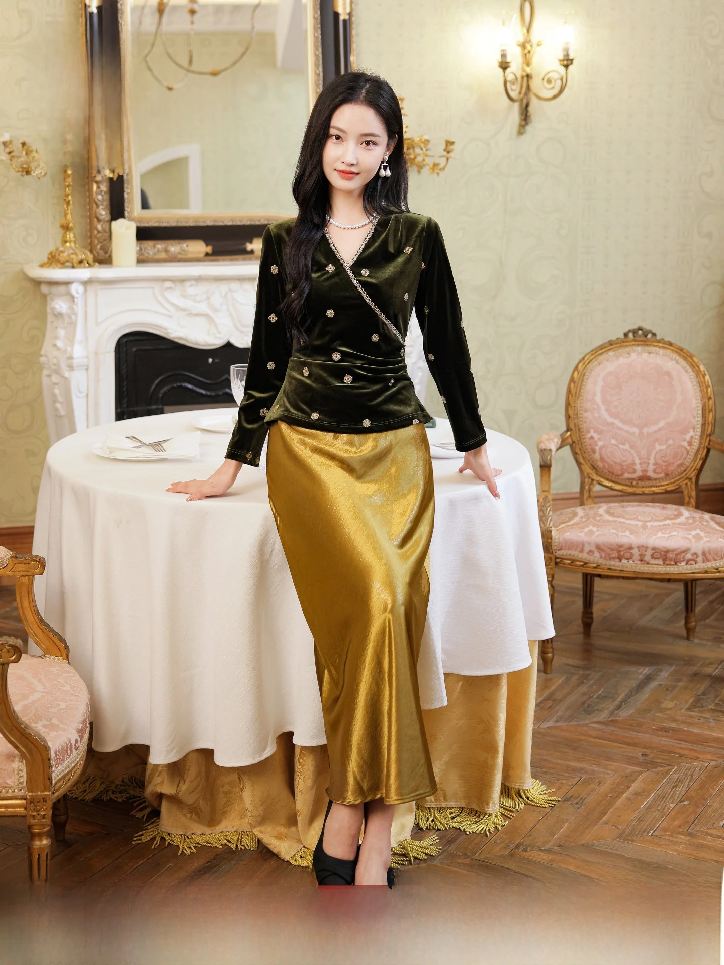 Red Velvet Embroidered New Year Chinese Sle Women's Top Silk Material Hanfu Sle Faionable And Ele Design
Red Velvet Embroidered New Year Chinese Sle Women's Top Silk Material Hanfu Sle Faionable And Ele Design