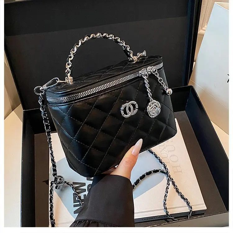 2025 Summer Bag Xiaoxiangfeng Rhombus Handbag Hand Bag Small Square Bag Chain Bag Leisure Bag Bucket Bag
2025 Summer Bag Xiaoxiangfeng Rhombus Handbag Hand Bag Small Square Bag Chain Bag Leisure Bag Bucket Bag