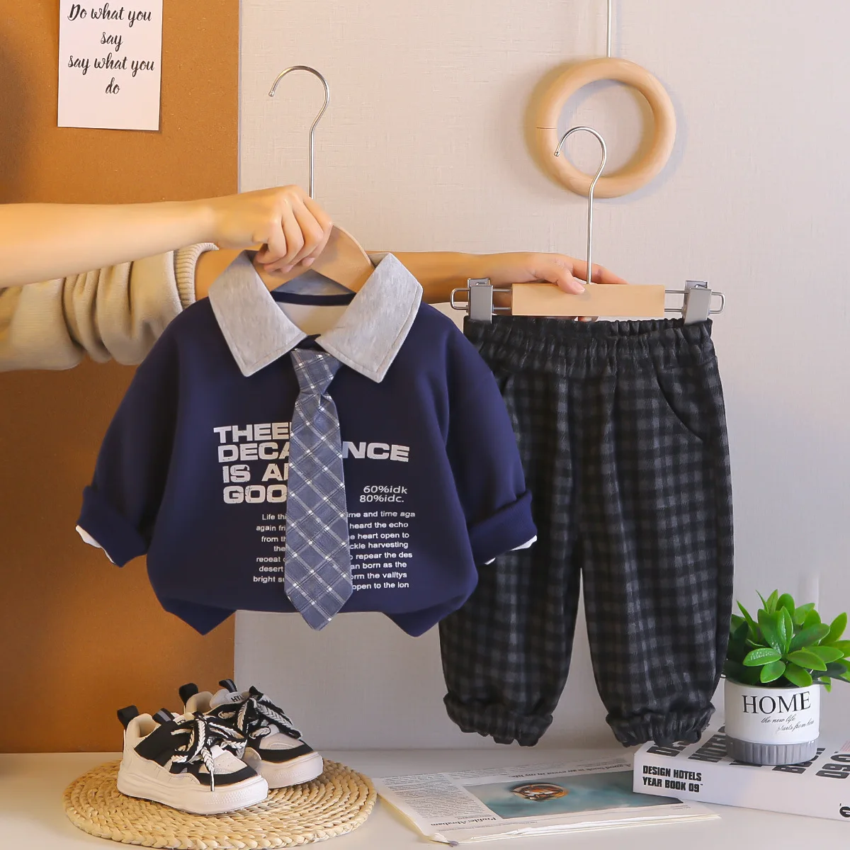 Одежда для маленьких мальчиков на весну и осень, толстовка с имитацией воротника и буквенным принтом для маленьких мальчиков + брюки, комплект из 2 предметов, детская одежда в стиле преппи
Одежда для маленьких мальчиков на весну и осень, толстовка с имитацией воротника и буквенным принтом для маленьких мальчиков + брюки, комплект из 2 предметов, детская одежда в стиле преппи