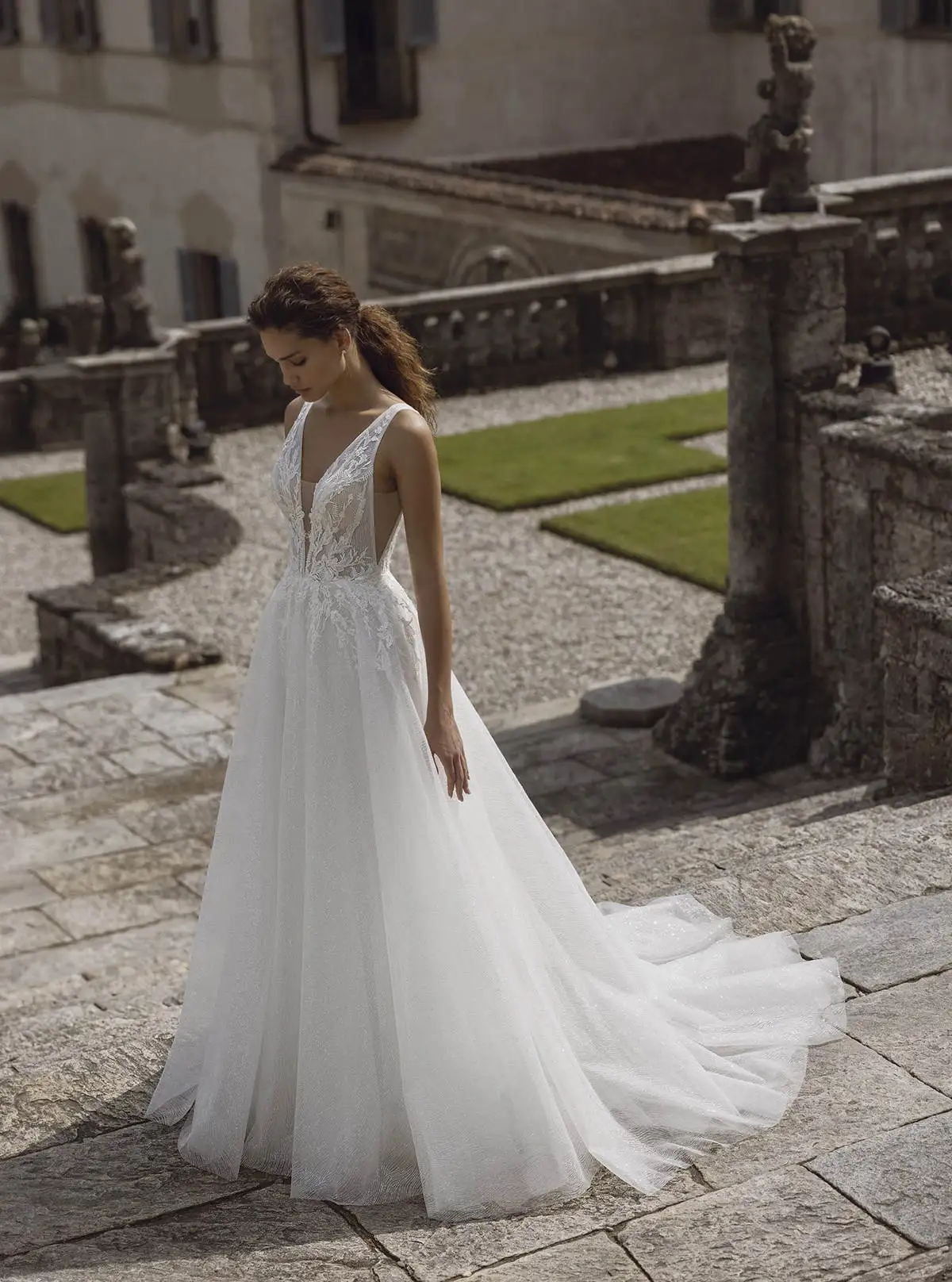 Elegant A Line Wedding Dresses Sexy V-Neck Strap Appliques Ruffles Backless Bridal Gown Sweep Train Vestidos De Novia Custom
Elegant A Line Wedding Dresses Sexy V-Neck Strap Appliques Ruffles Backless Bridal Gown Sweep Train Vestidos De Novia Custom