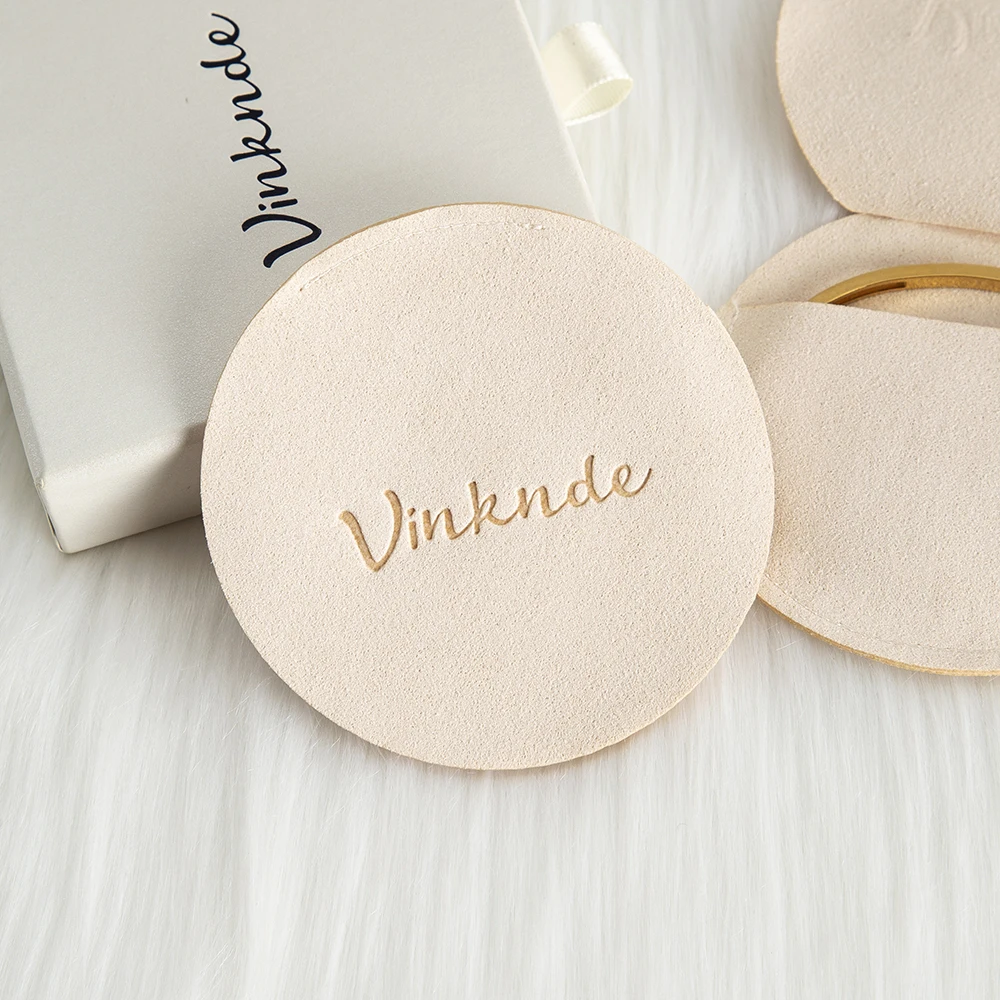 Кремовая круглая сумка из микрофибры с логотипом на заказ, аксессуары, подарочные мешочки для ювелирных изделий для свадьбы, кольца, серьги, ожерелье, браслет для хранения
Кремовая круглая сумка из микрофибры с логотипом на заказ, аксессуары, подарочные мешочки для ювелирных изделий для свадьбы, кольца, серьги, ожерелье, браслет для хранения