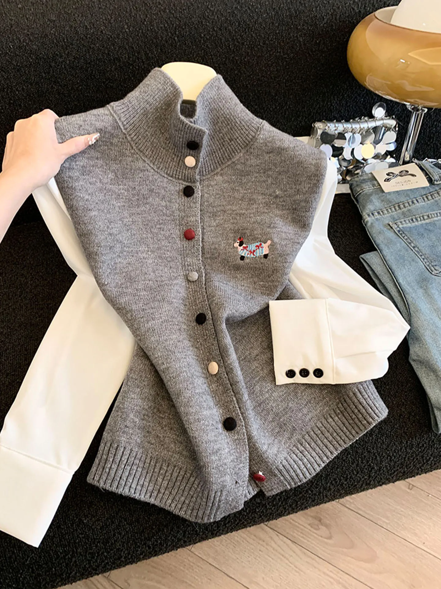 Emily Clud Recommended Cartoon Embroidery Knitted Stand Collar Color Button Women's Open Cardigan Sweater Jaet Spring 2026
Emily Clud Recommended Cartoon Embroidery Knitted Stand Collar Color Button Women's Open Cardigan Sweater Jaet Spring 2026