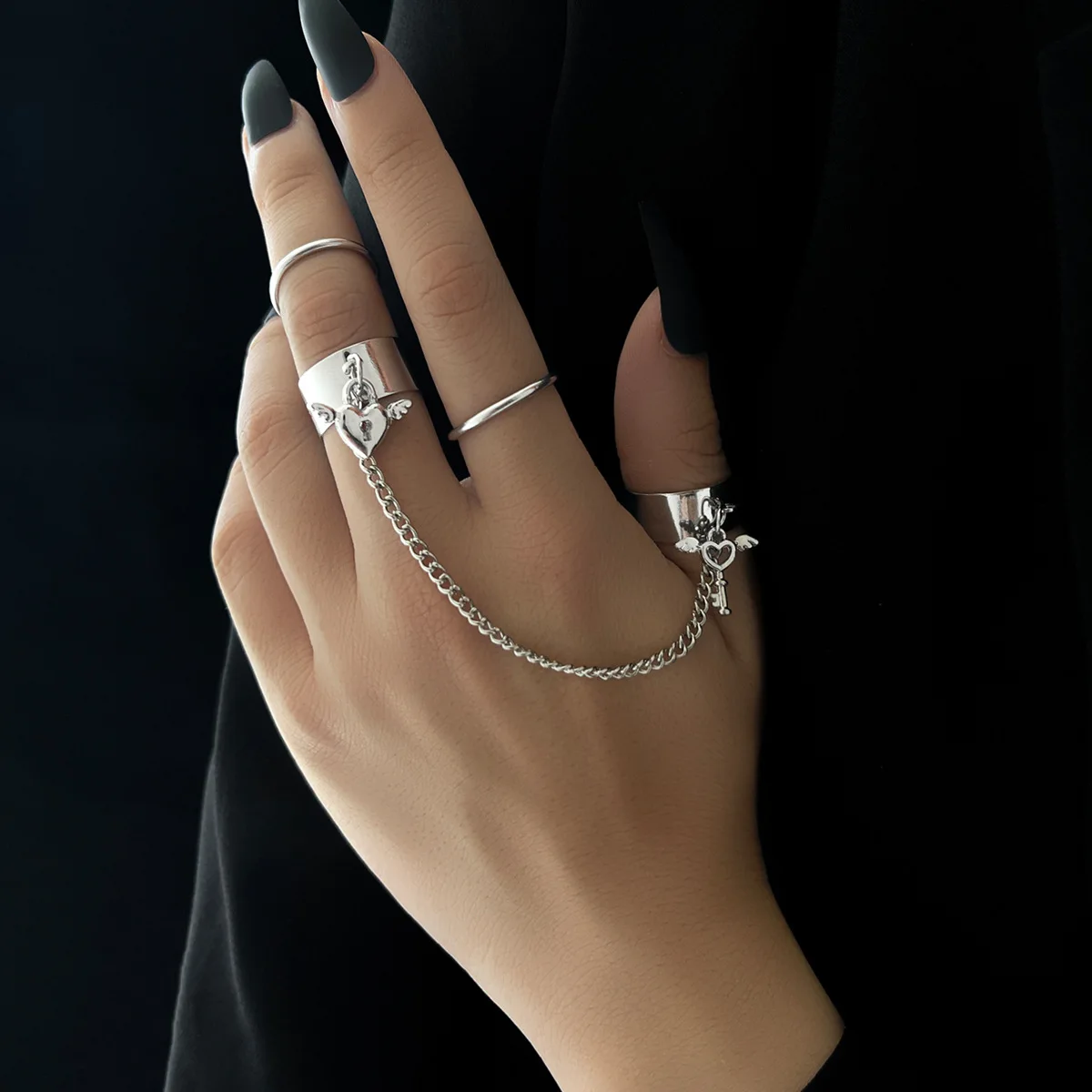 New product, fashionable creative design, love key lock ring chain, simple plain ring ring.
New product, fashionable creative design, love key lock ring chain, simple plain ring ring.