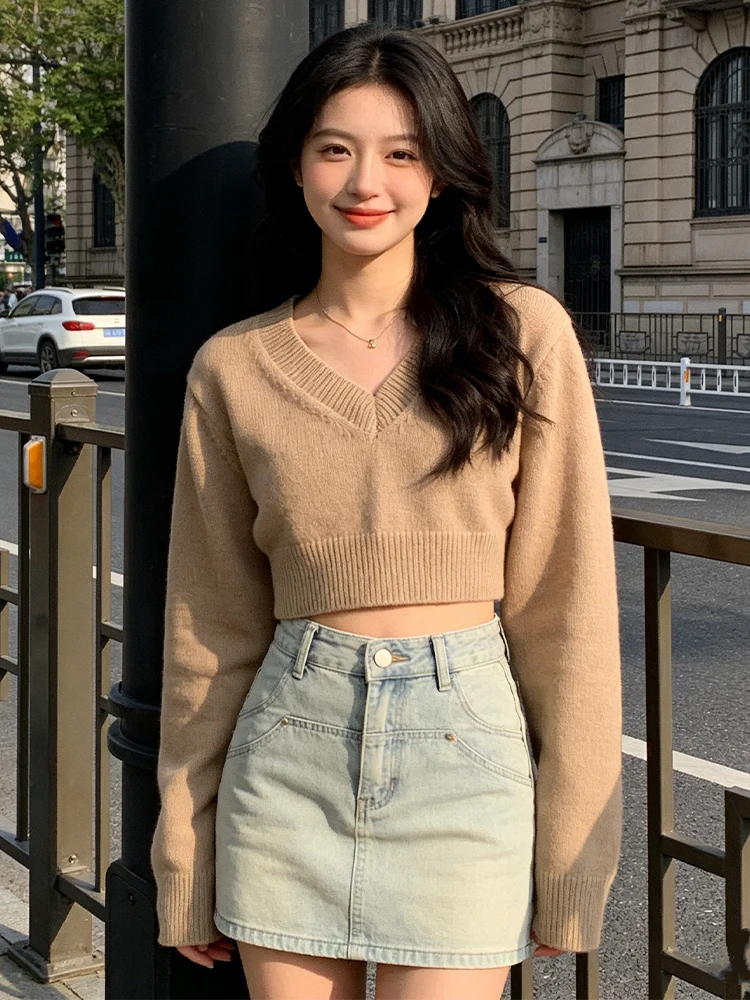 SLTNX Новый женский модный вязаный свитер с V-образным вырезом, однотонный, мягкий на ощупь, с длинными рукавами, простой пуловер, короткий топ
SLTNX Новый женский модный вязаный свитер с V-образным вырезом, однотонный, мягкий на ощупь, с длинными рукавами, простой пуловер, короткий топ