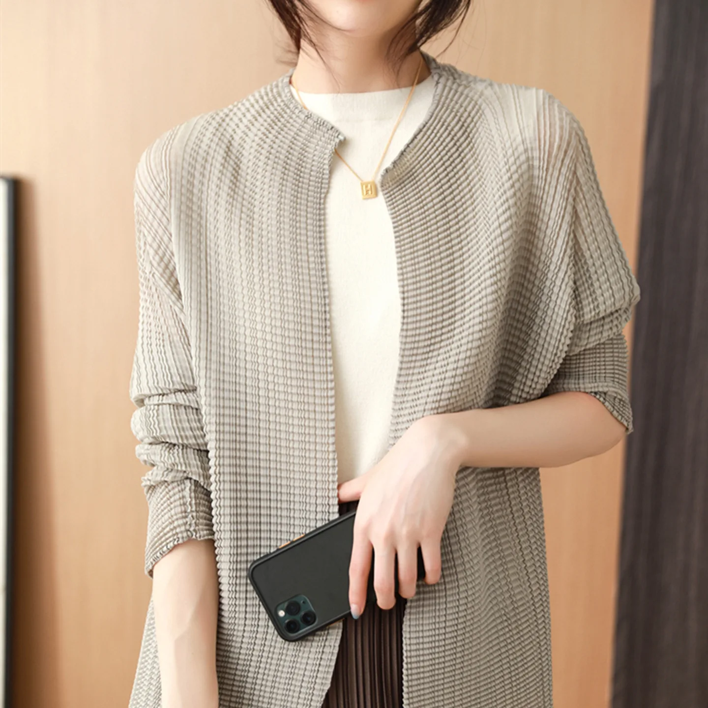 Miyake Folds 2025 Spring and Summer New Senior Sense of Fashion Lazy Wind Sun Shirt Female Loose Thin Section Sunwear Jacket
Miyake Folds 2025 Spring and Summer New Senior Sense of Fashion Lazy Wind Sun Shirt Female Loose Thin Section Sunwear Jacket