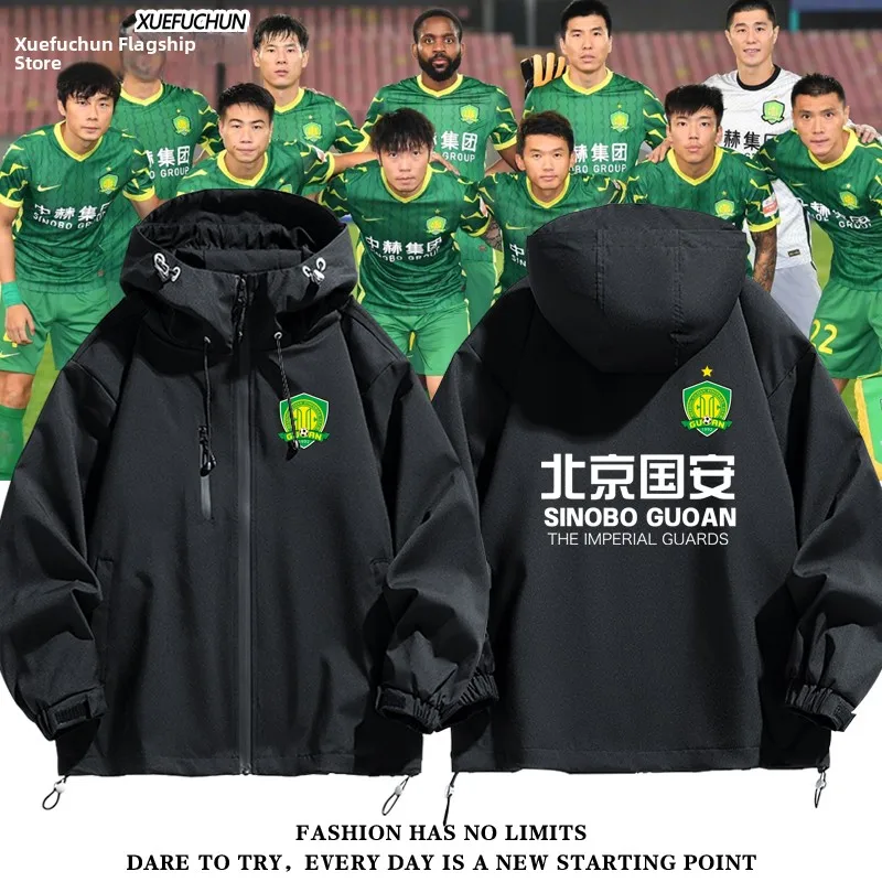 Beijing Guoan Fan Gear Sports Jaet Мужская и женская модная американская ветрозащитная капюшон из полиэфирного волокна с длинным светом на молнии
Beijing Guoan Fan Gear Sports Jaet Мужская и женская модная американская ветрозащитная капюшон из полиэфирного волокна с длинным светом на молнии