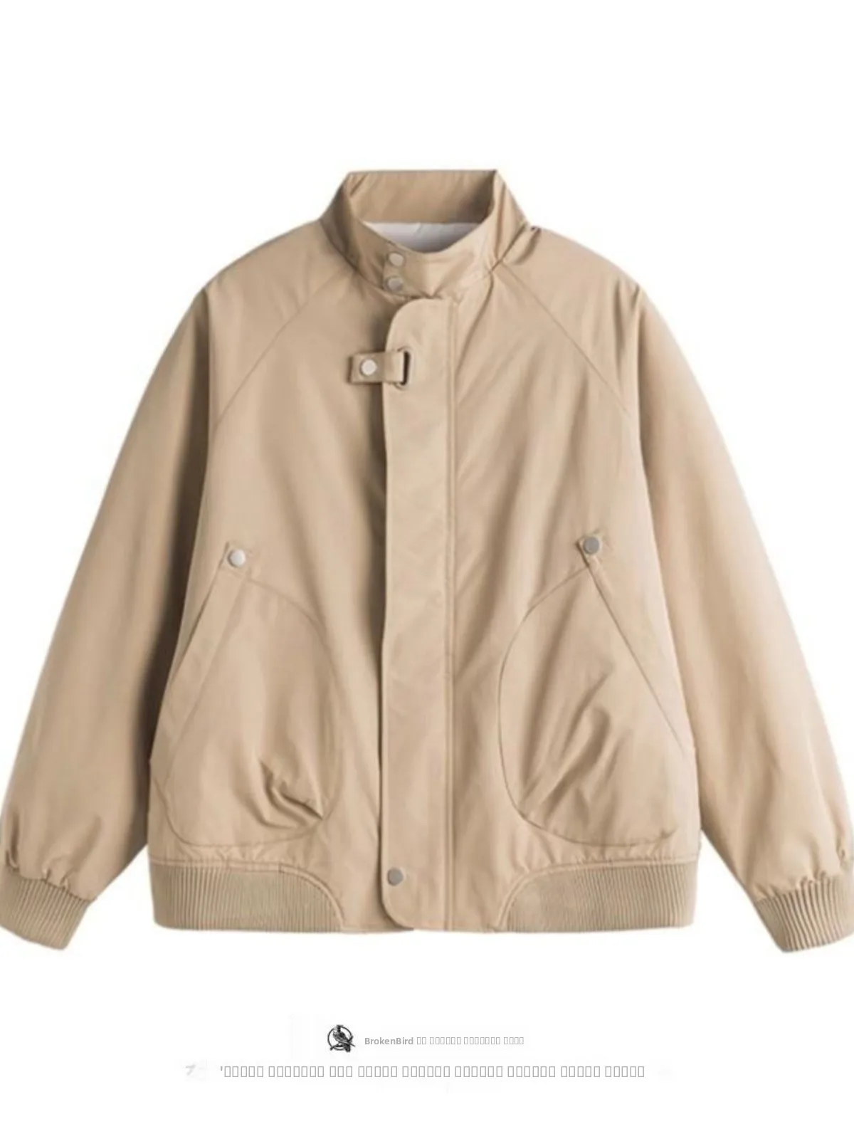 Свободная куртка-бомбер в американском ретро-стиле 2025 года, новая модель, молодежная, модная, ветрозащитная, с полиэстеровой подкладкой, на молнии.
Свободная куртка-бомбер в американском ретро-стиле 2025 года, новая модель, молодежная, модная, ветрозащитная, с полиэстеровой подкладкой, на молнии.