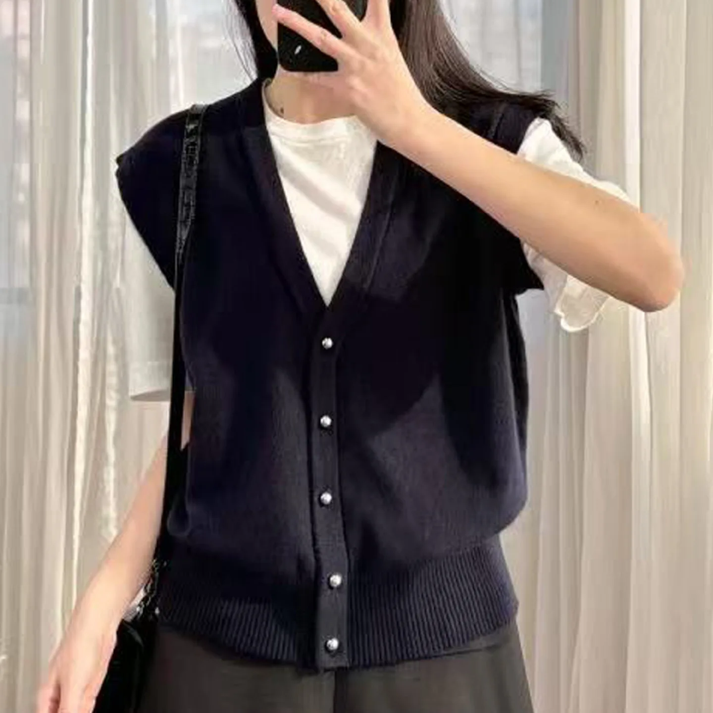 Knit Sweater 2025 new design sense of fashion color collision V-neck false two-piece short-sleeved commuter Slim tops woman
Knit Sweater 2025 new design sense of fashion color collision V-neck false two-piece short-sleeved commuter Slim tops woman