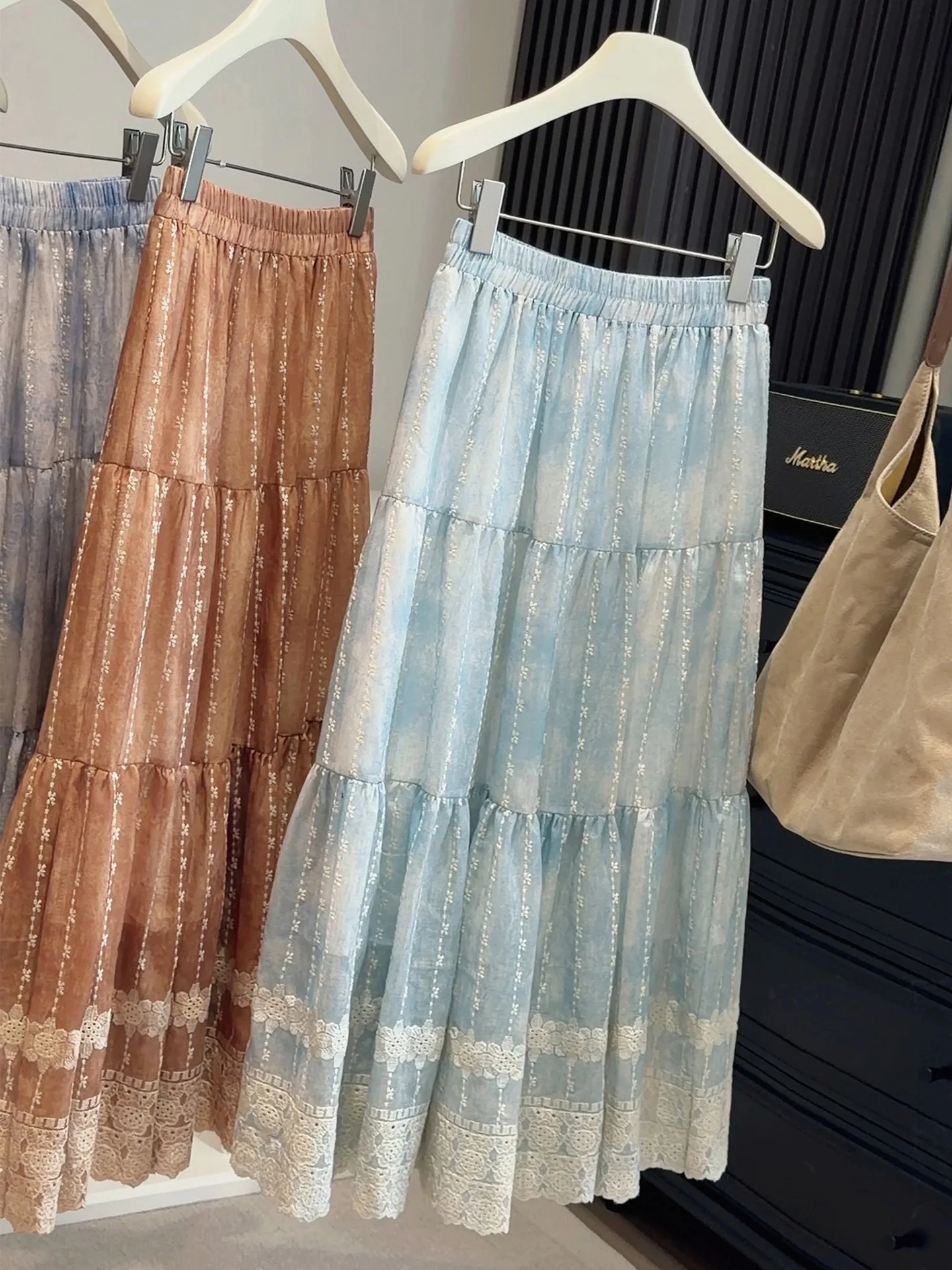 Ретро-платье в стиле Y2K с цветочным принтом и техникой тай-дай, синее, А-силуэт, женское летнее платье с вышивкой, многоярусное, повседневное, универсальное, миди
Ретро-платье в стиле Y2K с цветочным принтом и техникой тай-дай, синее, А-силуэт, женское летнее платье с вышивкой, многоярусное, повседневное, универсальное, миди