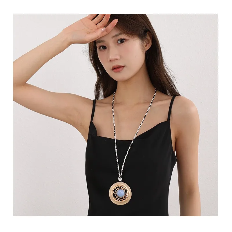 Pendant Fashion Vintage Haute Necklace Maillard Temperament Oval Ladies Long Sweater Necklace
Pendant Fashion Vintage Haute Necklace Maillard Temperament Oval Ladies Long Sweater Necklace