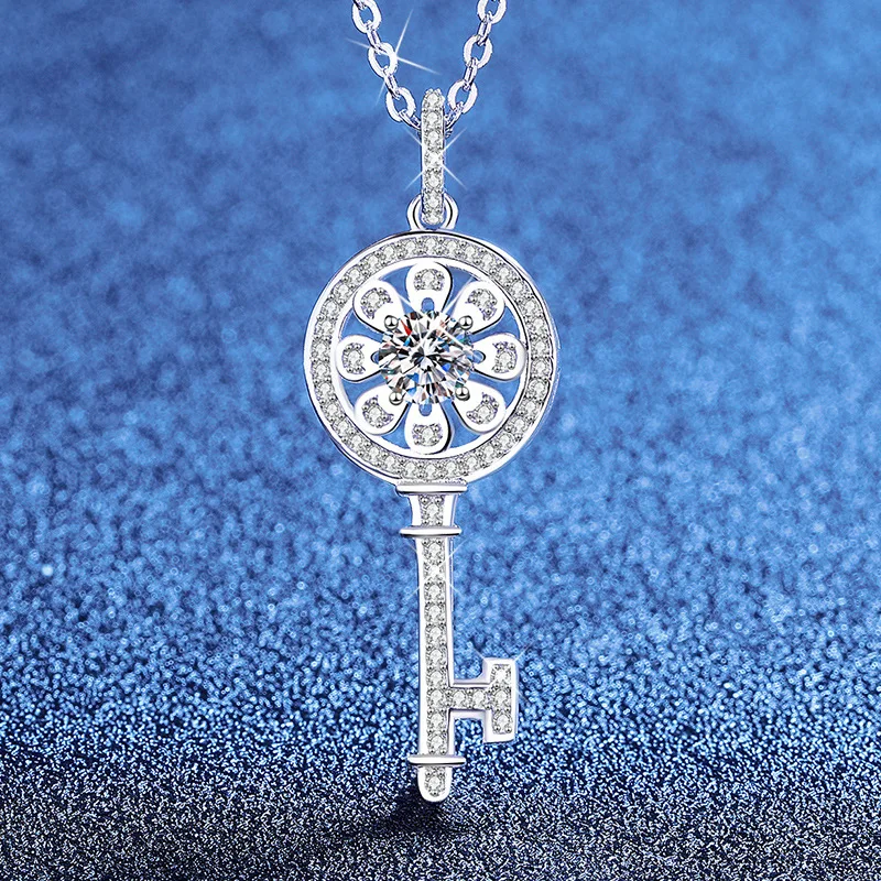 Hot Selling Platinum PT950 18K Gold Necklace, Moissanite Sunflower Key Pendant, Light Luxury Collarbone Chain for Women
Hot Selling Platinum PT950 18K Gold Necklace, Moissanite Sunflower Key Pendant, Light Luxury Collarbone Chain for Women