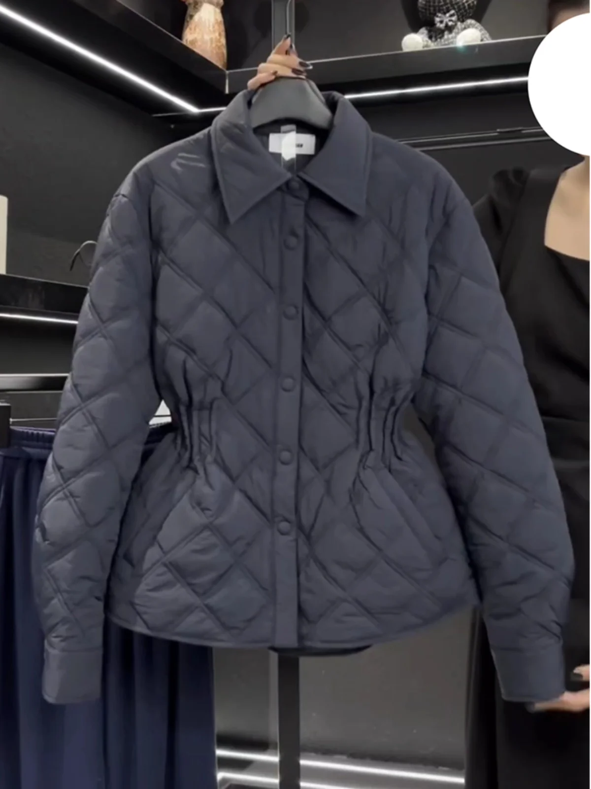 Новое женское весеннее пальто в стиле ретро с воротником и поясом, свободное, повседневное, теплое, хлопковое, корейский стиль, с длинными рукавами
Новое женское весеннее пальто в стиле ретро с воротником и поясом, свободное, повседневное, теплое, хлопковое, корейский стиль, с длинными рукавами