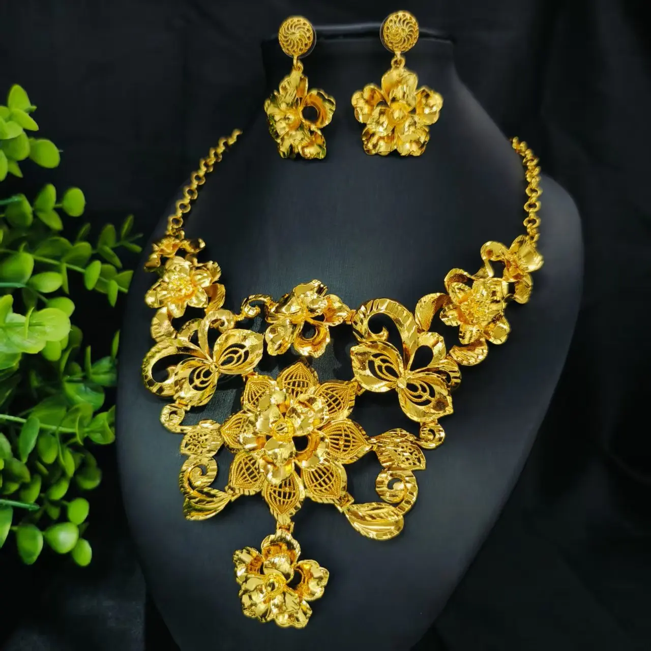 New Dubai Fashion 24K Gold Plated Necklace and Earrings - Exquisite Engagement Party Jewelry Set for Your Beloved 6666
New Dubai Fashion 24K Gold Plated Necklace and Earrings - Exquisite Engagement Party Jewelry Set for Your Beloved 6666