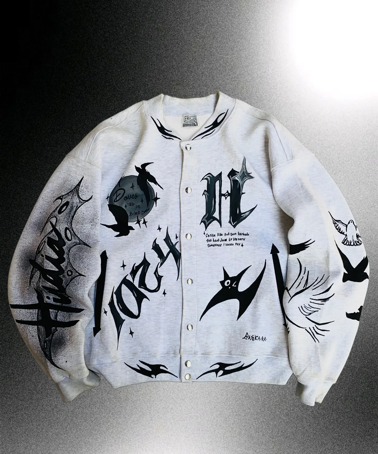 Retro gothic hand-painted baseball jacket, personalized letters, bird print, must-have jacket for high street fashion people 
Retro gothic hand-painted baseball jacket, personalized letters, bird print, must-have jacket for high street fashion people